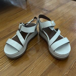 NATURALIZER | White Strappy Platform Sandals with Gold Buckle Size 6